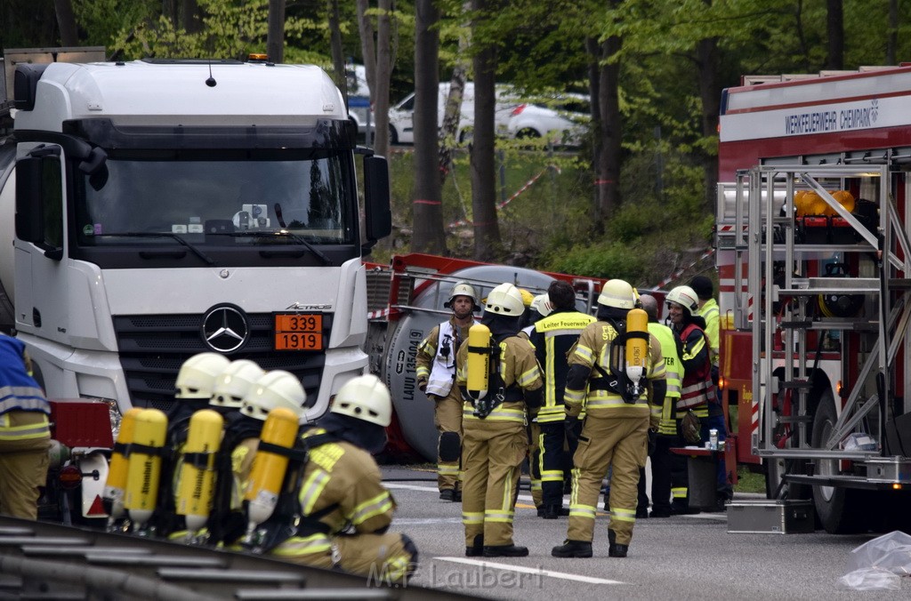 VU Gefahrgut LKW umgestuerzt A 4 Rich Koeln Hoehe AS Gummersbach P147.JPG - Miklos Laubert